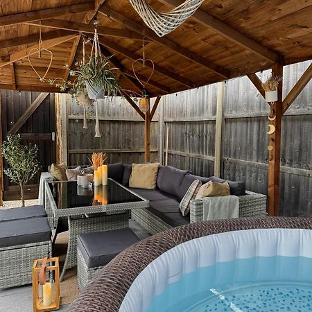 Barn With Hot Tub Goff's Oak Exterior foto