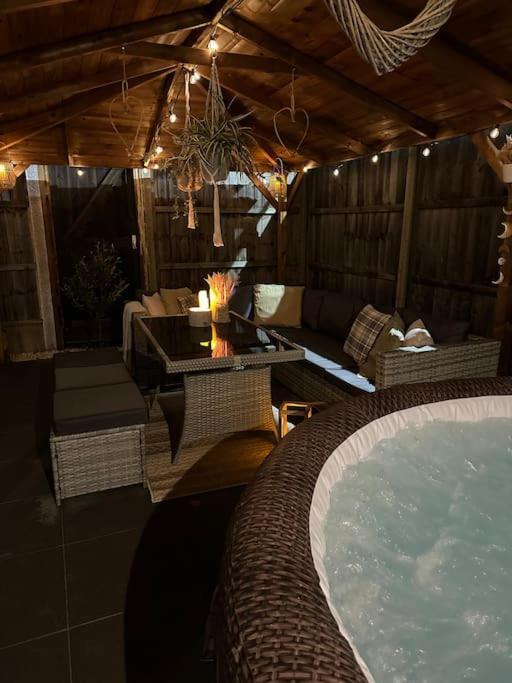 Barn With Hot Tub Goff's Oak Exterior foto